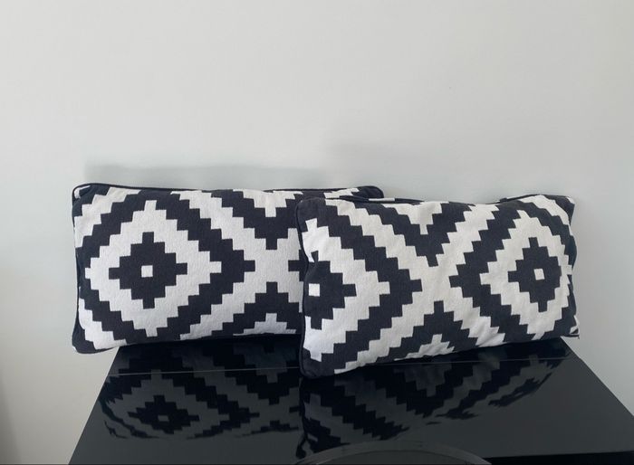 Coussins rectangulaires  Ikéa noirs et blancs