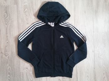 Veste jogging bleu marine Adidas
Doublé polaire 
Taille 11/ 12 ans Très bon état, légères bouloches
