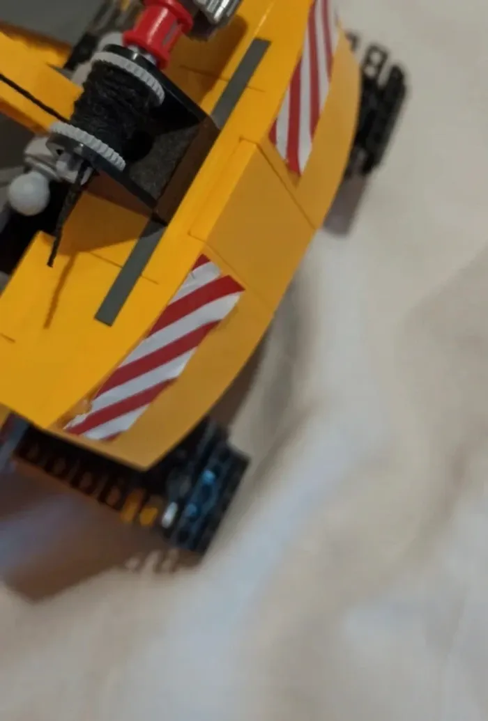 Véhicule engin de démolition tournant sur chenilles lego - photo numéro 5