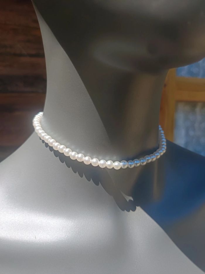 Collier ras du cou perles blanches pendant dans le dos - photo numéro 3