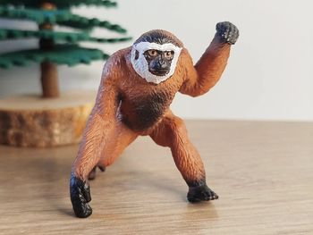 Figurine singe Gibbon marron Animal de la savane