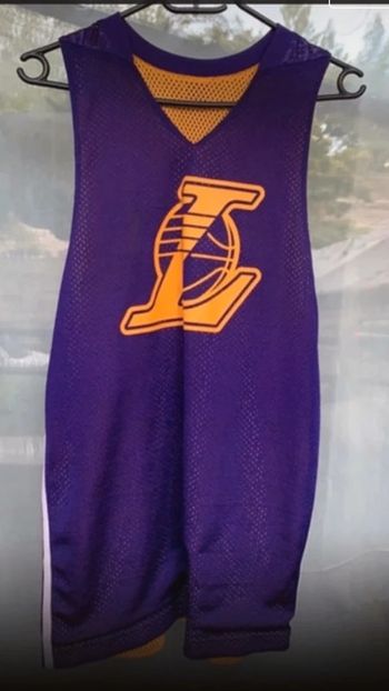 Très beau débardeur basketteur