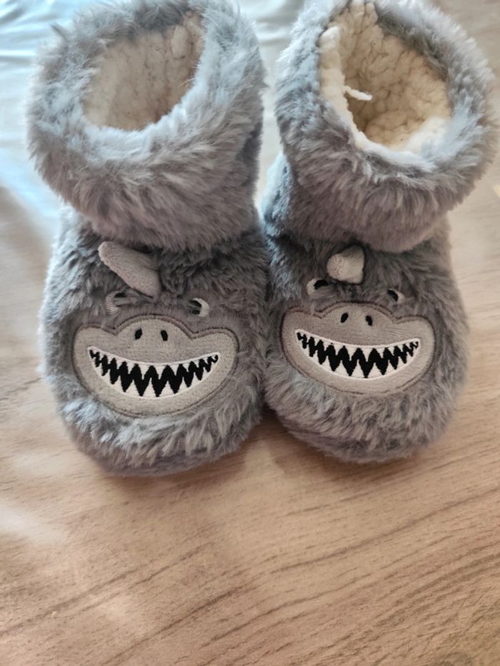 Chaussons gris monstre