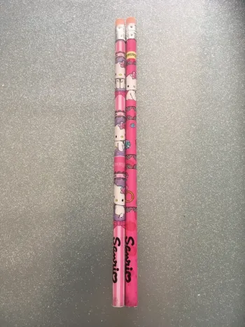 2 crayons à papiers / gomme NEUFS