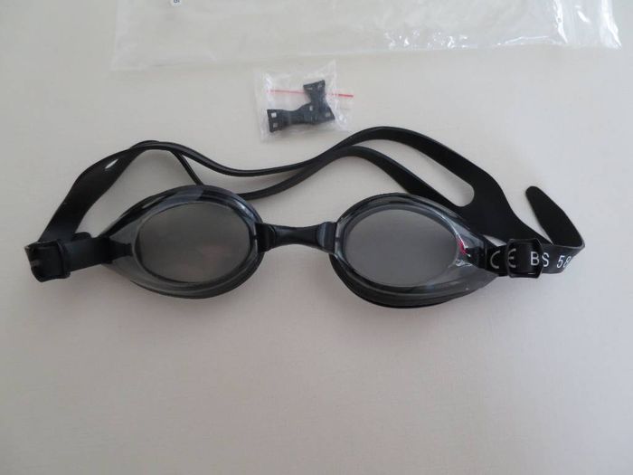 Lunettes de Piscine Neuve - photo numéro 2