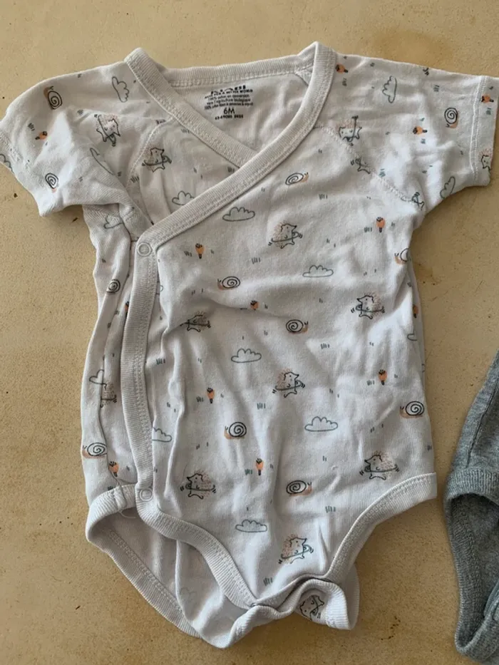 Lot de 2 bodys nike et kiabi 6 mois - photo numéro 2