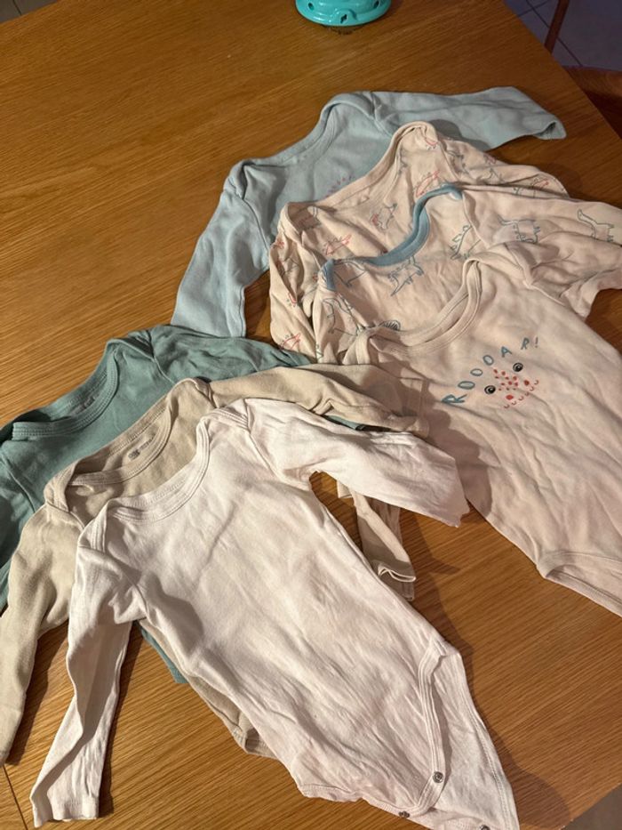 Lot de 7 bodies + 1 offert manches longues taille 12 mois