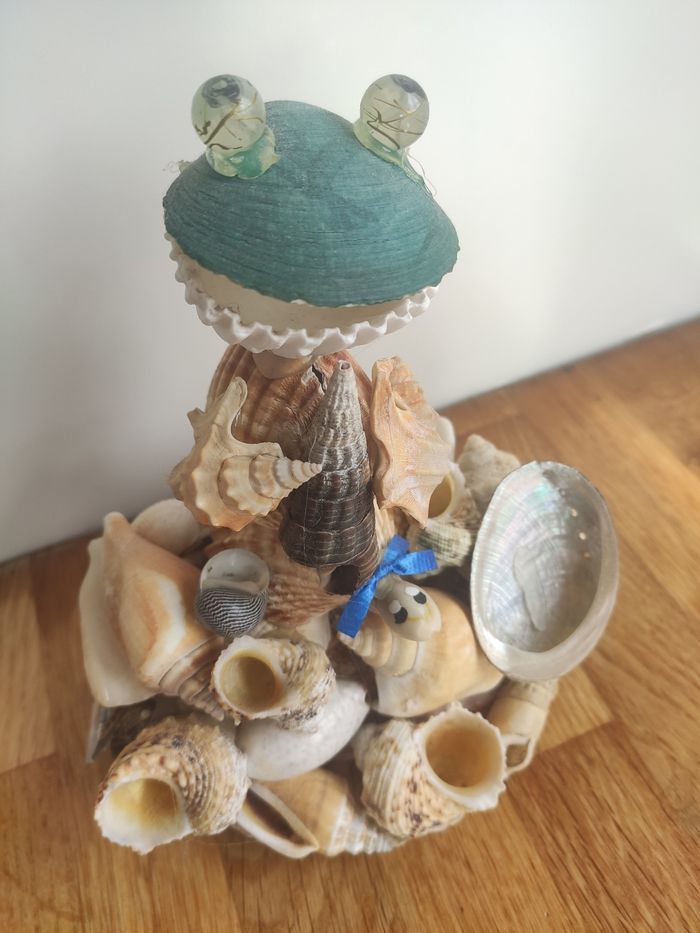 Statue grenouille en coquillage - photo numéro 2