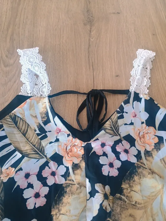 Top fluide tropical noir à fleurs – bretelles dentelle, dos nu - photo numéro 3