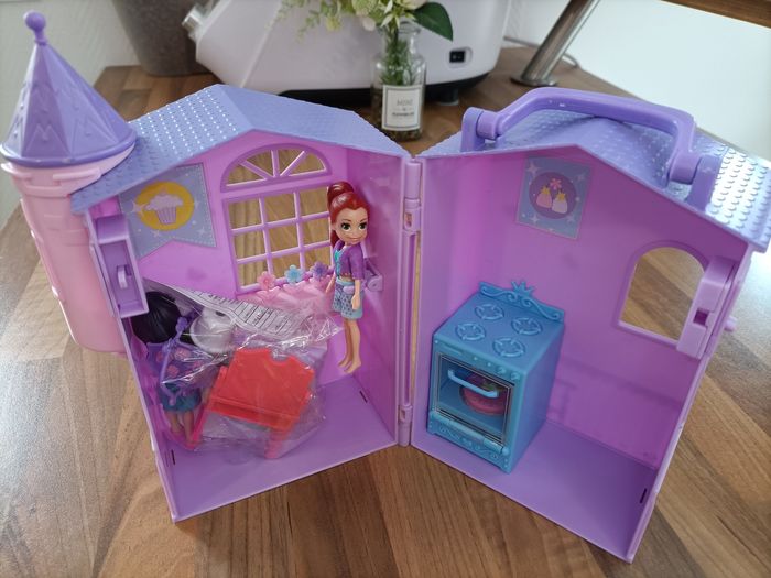Petit château barbie rose violet avec mobilier et 2 mini barbies - photo numéro 7