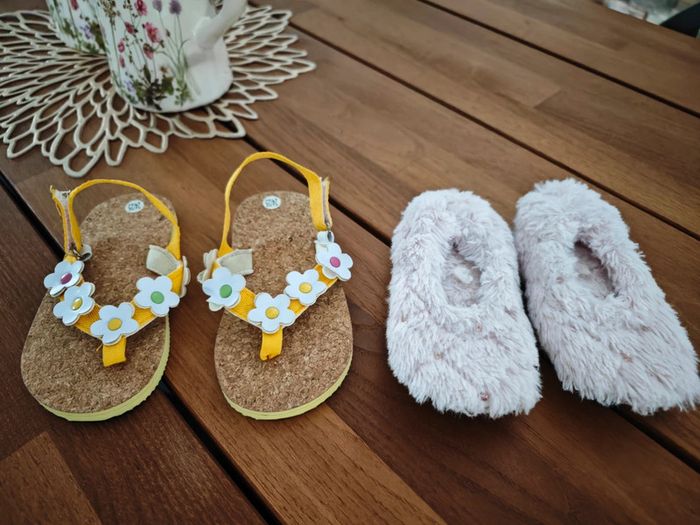 Lot chaussures tong et chausson fille p24/25 🌿