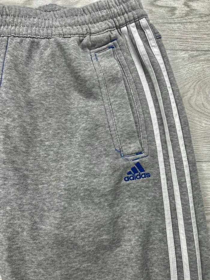 Jogging Adidas gris 3 bandes – Logo bleu – Taille L - photo numéro 4