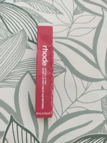 Rhode baume à lèvres teinté aux peptides 10ml valeur  24€  à utiliser 12 mois après ouverture