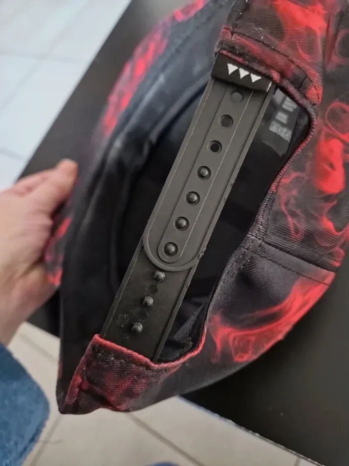 Casquette H&M noir rouge - photo numéro 3