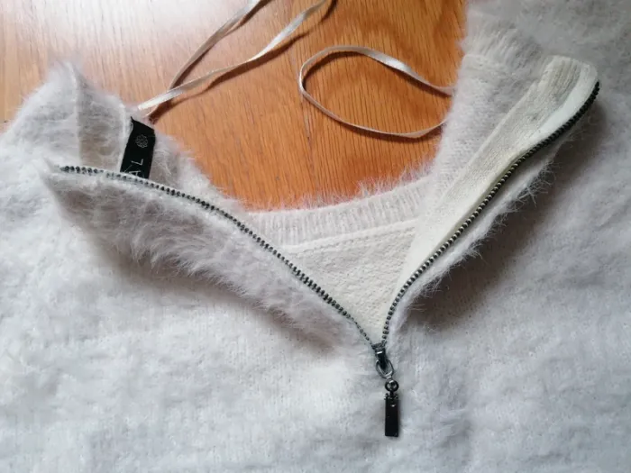 Pull blanc cassé avec papillon - photo numéro 4