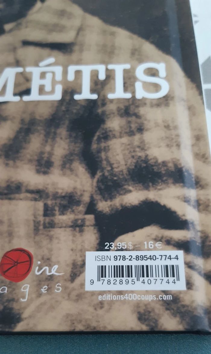 Livre : Le pays improbable - photo numéro 4