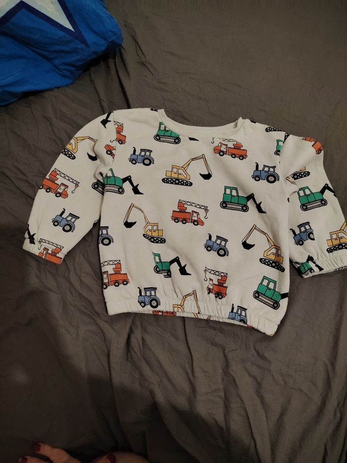 Pull gris avec motif engins de chantier taille 24-36 mois