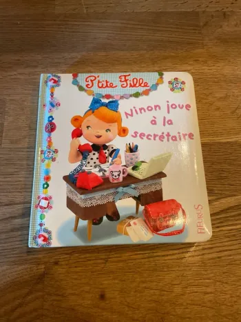 Livre P’tite fille Ninon joue à la secrétaire  Numéro 13