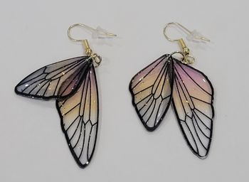 Partager BOUCLES D'OREILLES AILES FEE PAPILLON LIBELLULE ROSE JAUNE TRANSPARENT ! NEUF !