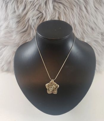 Collier pendentif rose