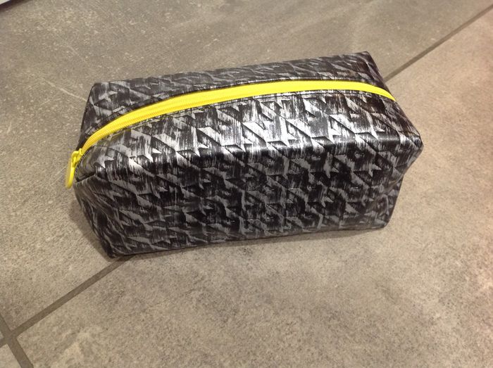 Trousse grise et noire argentée motifs géométriques