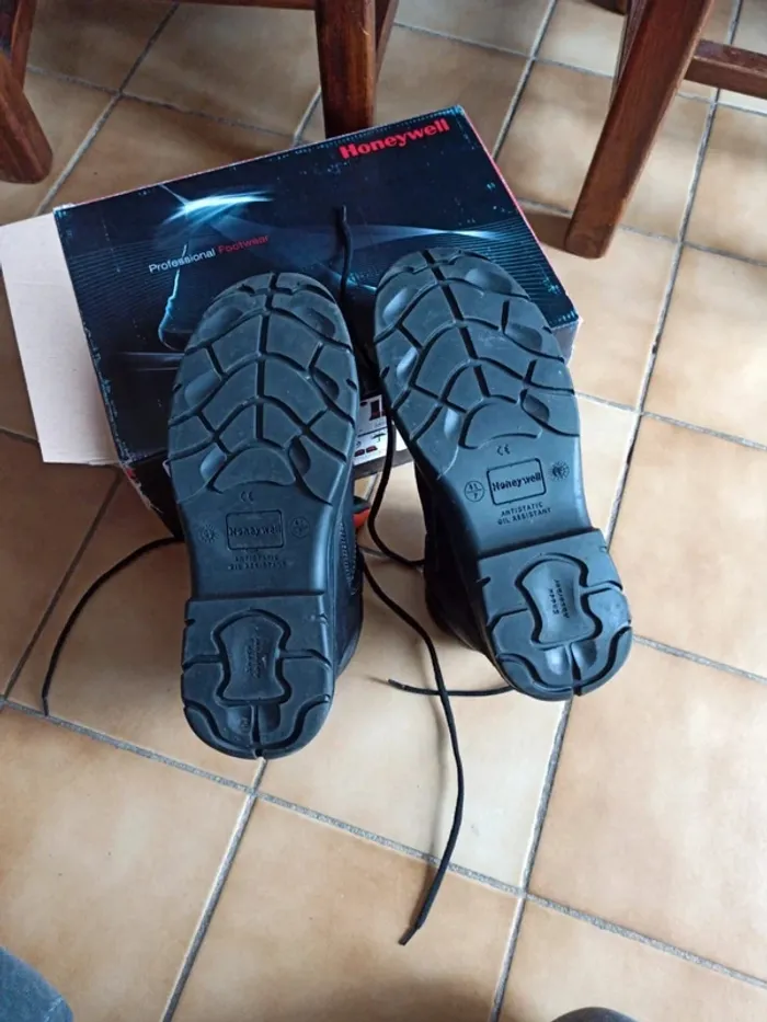 Paire de chaussures de sécurité taille 41 - photo numéro 8