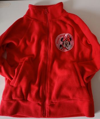 Gilet polaire rouge. 5 ans . Polyester. 2 poches et fermeture éclair métal.Disney Minnie. Très bon état