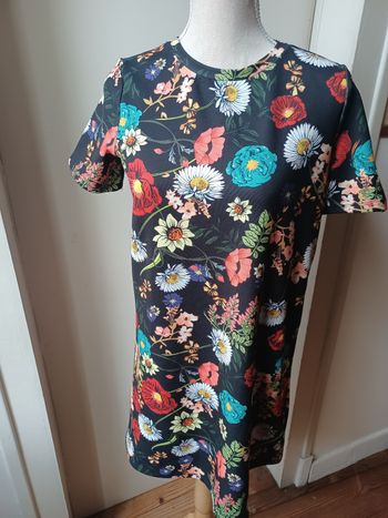 Robe noire fleurie