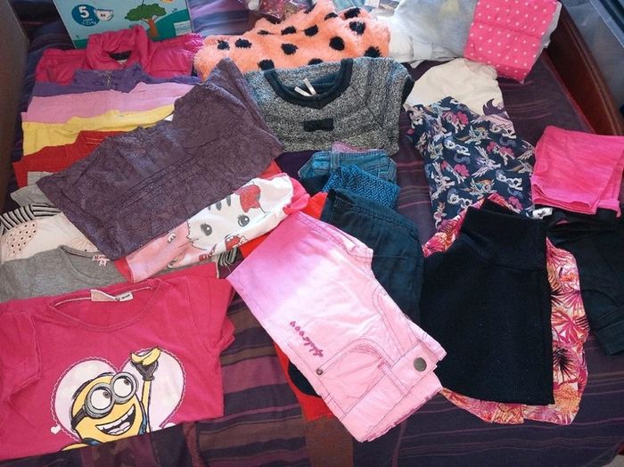 Lot de 26 vêtements fille en 4ans