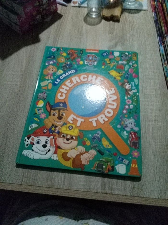 Livre pat patrouille cherche et trouve