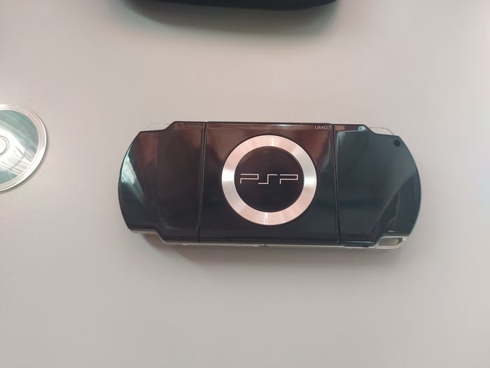 Playstation portable (PSP) de marque Sony 2004 en très bon état + 5 jeux assortis + batterie neuve +Chargeur neuf - photo numéro 4