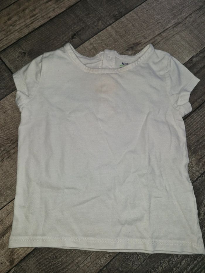 2 t-shirts.