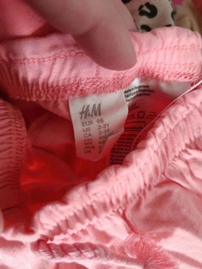 Deux shorts dont un h&m 98cm - photo numéro 2