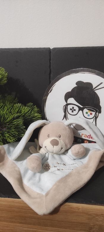 Nicotoy Doudou Lapin Bleu Cuddlesbleu brige marron roue écharpe carré plat