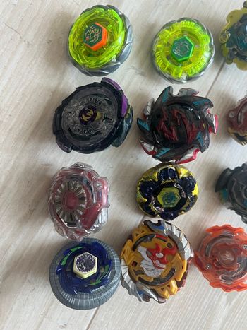 Lot toupie beyblade avec lanceur et stadium