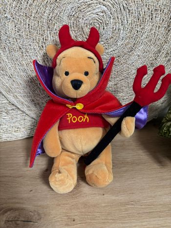 Doudou Winnie l ourson déguisé en diable cape rouge Disney 