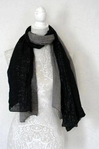 Foulard noir et gris avec effet brillant