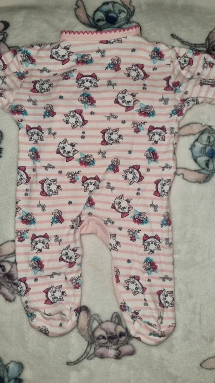 Pyjama Disney 1 mois en bon état - photo numéro 6