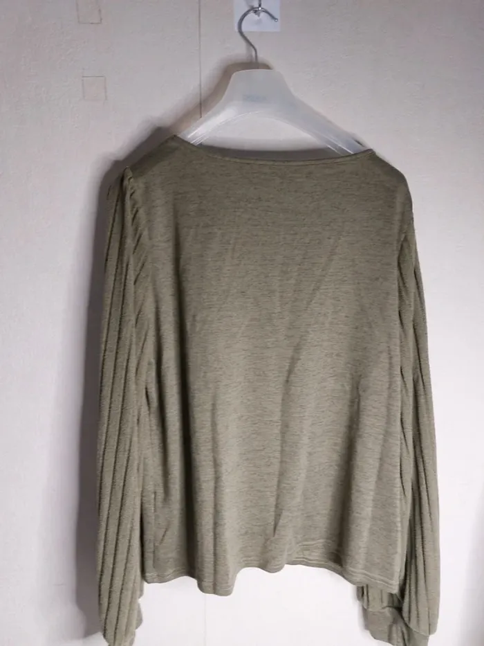 Tee-shirt manche longue col v kaki (shein) - photo numéro 2