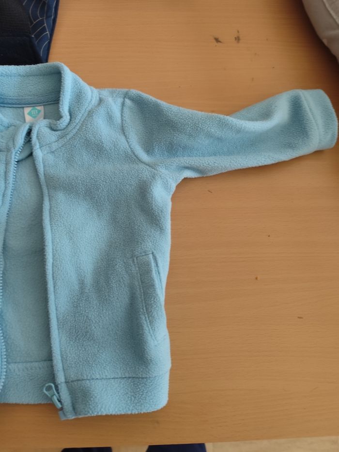 Vends légère polaire bleu bébé - photo numéro 2