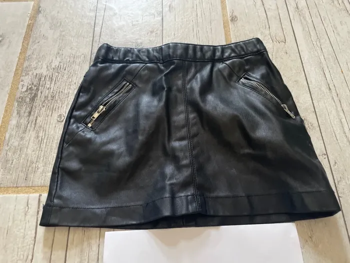 Très jolie jupe en similicuir 4 ans - photo numéro 2
