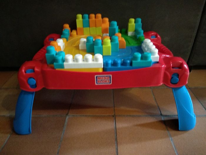 Table Méga Bloks avec 30 Blocs