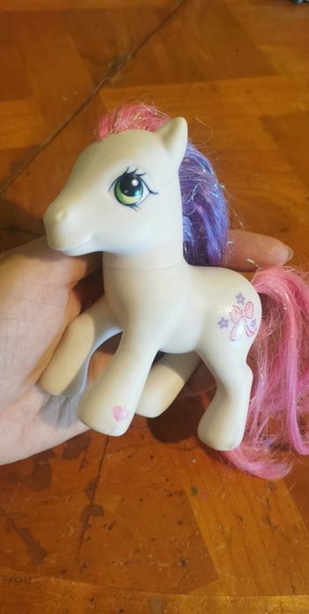 Petit poney blanc et noeud rose