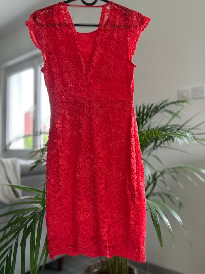 Robe moulante en dentelle - photo numéro 2