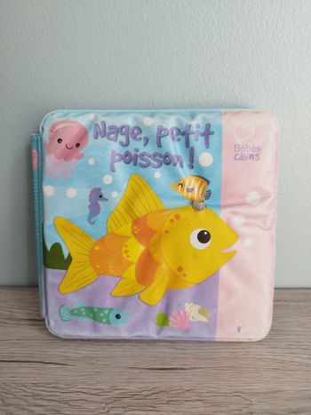 Livre de bain nage petit poisson