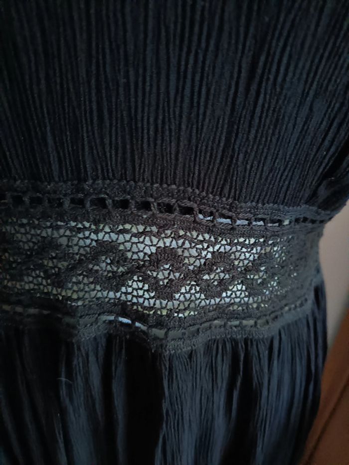 Joli robe noire tissus crêpe Neuve - photo numéro 3