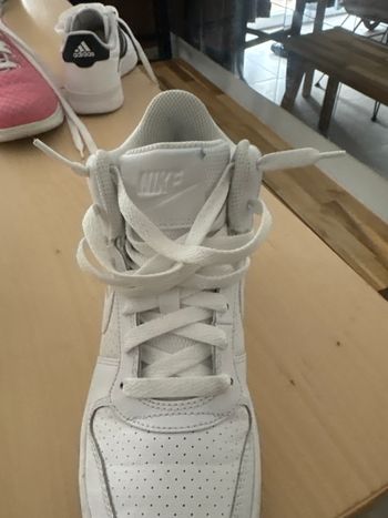 Baskets Nike montantes blanches - Taille 36 • Marque : Nike • Couleur : blanc • Pointure : 36 EU (5.5 US / 22.5 cm) • Style : montantes / basket type court • Fermeture : lacets • Semelle confortable et bon maintien de