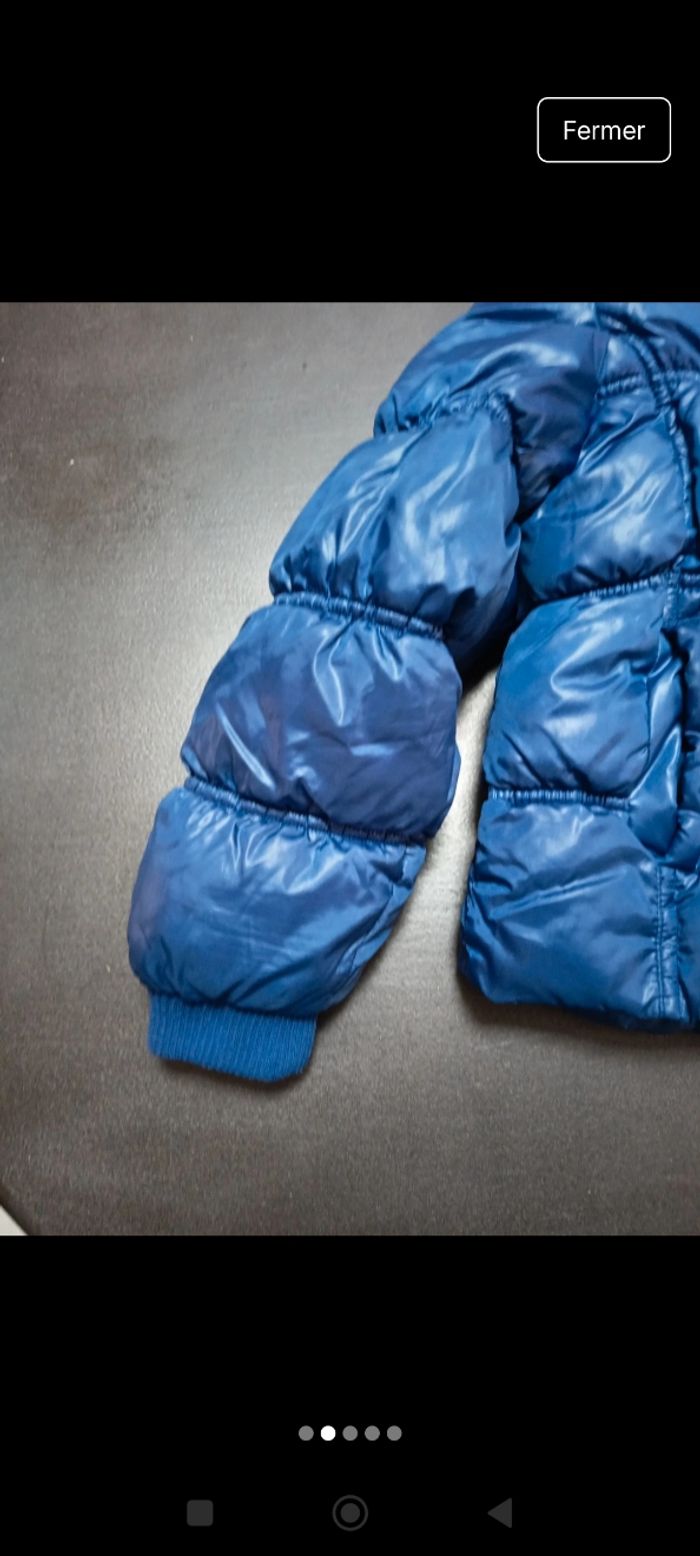 Doudoune bleu avec fourrure sur le bord de la capuche - photo numéro 2