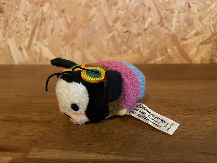 Tsum Tsum officiel Disneyland Paris Dingo 25 eme anniversaire avec lunettes d’aviateur