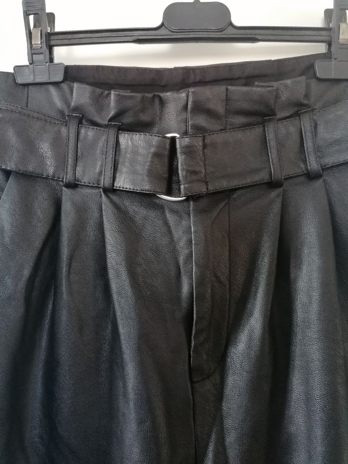 Pantalon noir en Similicuir Stradivarius taille 38 - photo numéro 5